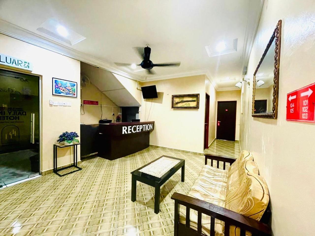 Daily Inn Hotel Мерсинг Екстериор снимка